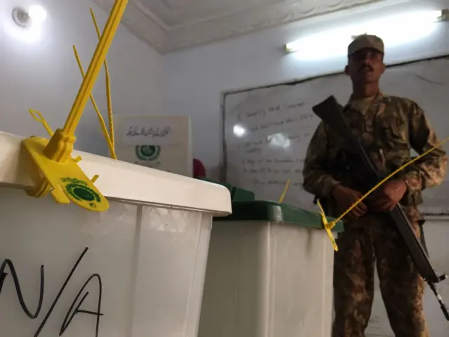 کراچی میں پولنگ بوتھ کے اندر