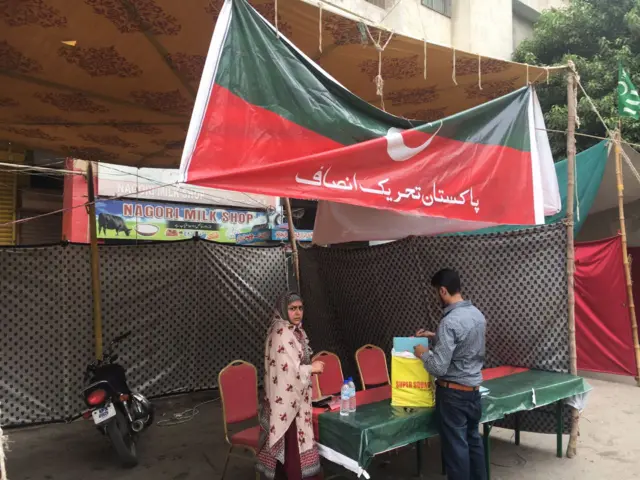 کراچی میں پولنگ بوتھ