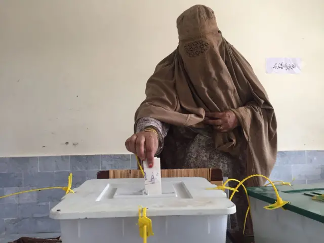 خاتون ووٹ ڈالتے ہوئے