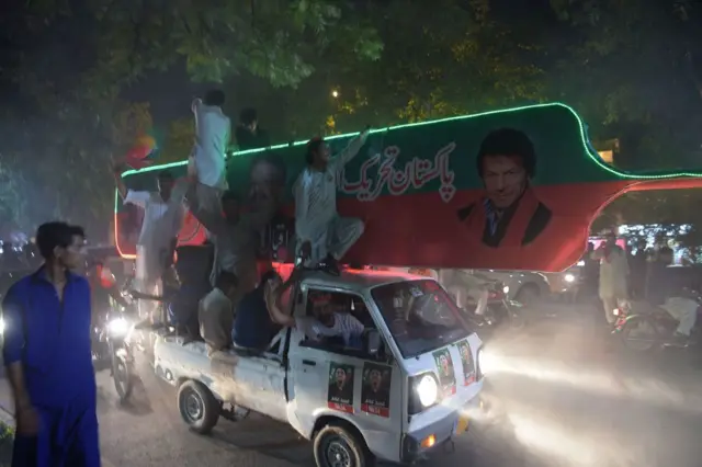 پی ٹی آئی کے حامیوں کا جشن