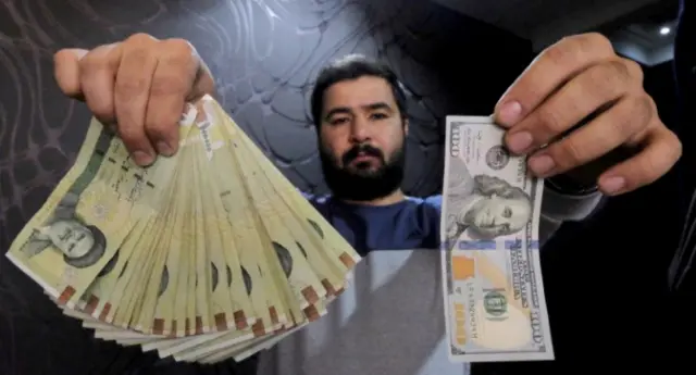 دولار واحد يساوي مئة ألف ريال إيراني