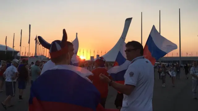 Болельщики у стадиона, где Россия сыграет с Хорватией