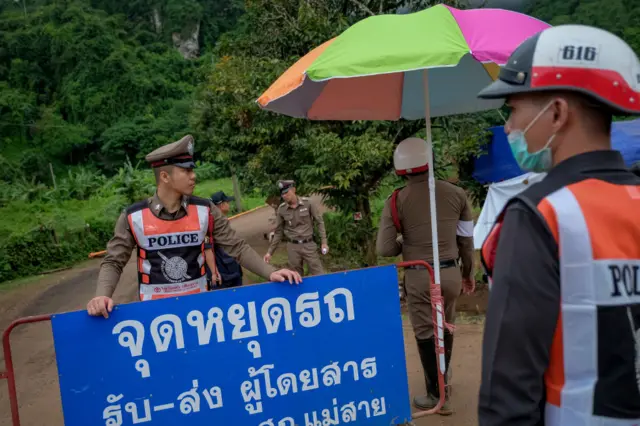 นักข่าวและบุคคลที่ไม่เกี่ยวข้อง ไม่ได้รับอนุญาตให้อยู่บริเวณปากถ้ำ