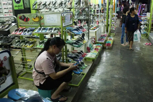 ผู้ดูแลร้านขายรองเท้าผู้ติดตามข่าวหมูป่าผ่านทางมือถือ