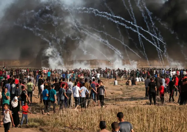 متظاهرون قرب السياج الفاصل بين غزة وإسرائيل