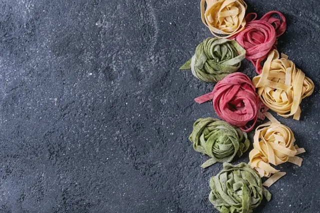 معكرونة ملونة