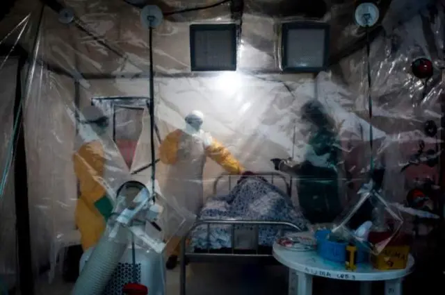 Shaqaalaha caafimaadka ee la tacaalaya bukaanada uu soo riday cudurka Ebola