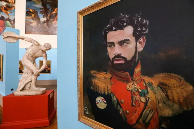 لوحة تصور محمد صلاح في معرض بموسكو