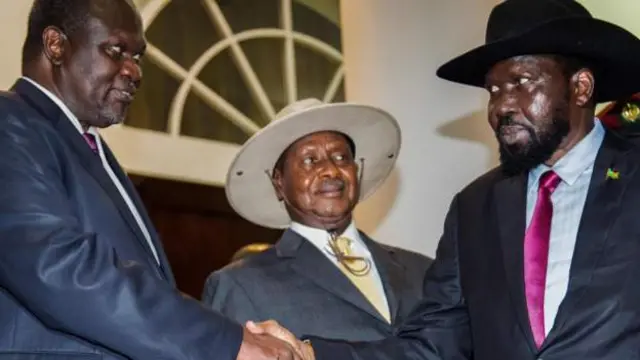 Riek Machar(Bidix) iyo Salva Kiir (Midig) waxay hoggaamiyeyaasha gobolka ku cadaadinayaan inay gaaran heshiis nabadeed