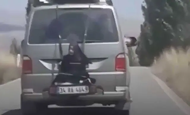 araca bağlanan kız