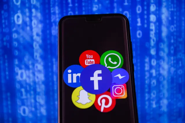 تطبيقات مواقع التواصل الاجتماعي على الهاتف المحمول