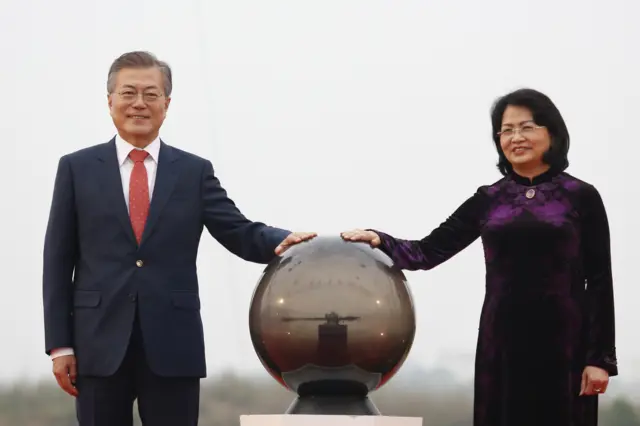 Phó Chủ tịch Đặng Thị Ngọc Thịnh và Tổng thống Hàn Quốc Moon Jae-in