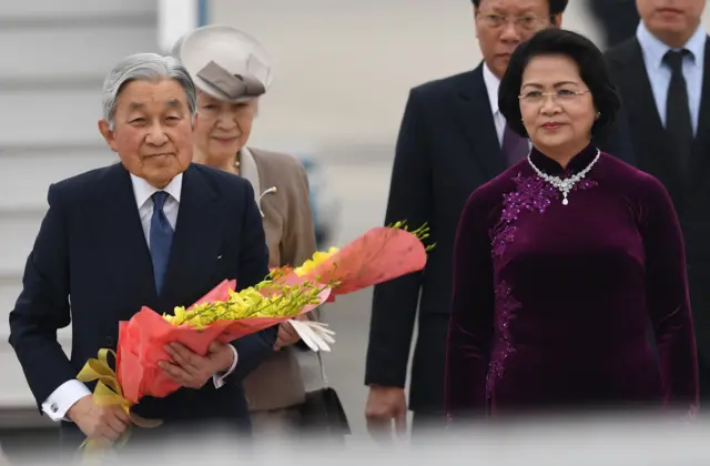 Phó Chủ tịch nước Đặng Thị Ngọc Thịnh đón Nhật Hoàng Akihito và Hoàng hậu Michiko
