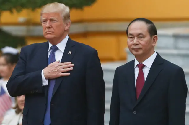 Chủ tịch Trần Đại Quang đón tiếp Tổng thống Donald Trump tại phủ Chủ tịch hồi tháng 11/2017