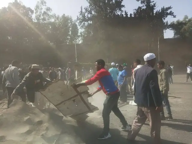 Muslimiinta Goondhar oo nadiifinaya goobta