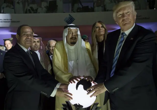 دونالد ترامب، وزوجته ميلانيا، وملك السعودية سلمان بن عبد العزيز، والرئيس المصري عبد الفتاح السسيسي، في قمة جمعتهم في الرياض في 21 مايو/آيار، 2017.