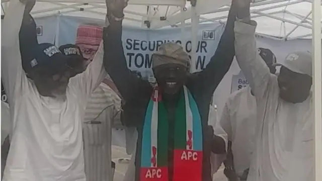 Shugabannin jam'iyyar APC ne suka daga hannun Sanwo-Olu a wajen taron manel labaran da ya kira