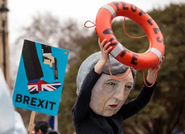 Противники "брексита" считают, что Британия стреляет себе в ногу. И хотят "народного голосования".