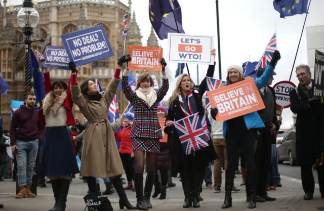 "Верь в Британию", "Выход без соглашения - нет проблем!"