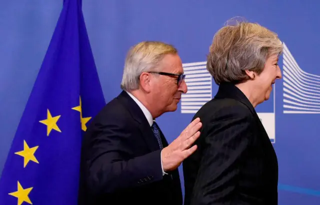 Юнкер сожалеет, что Мэй не смогла убедить парламент