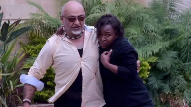 ያለ ምንም ፍርሃት ግለሰቦችን ከአደጋ ለማውጣት የሰሩት ግለሰብ በኬንያ ማህበራዊ ድረ-ገፅ ተጠቃሚዎች ዘንድ እየተሞገሱ ነው