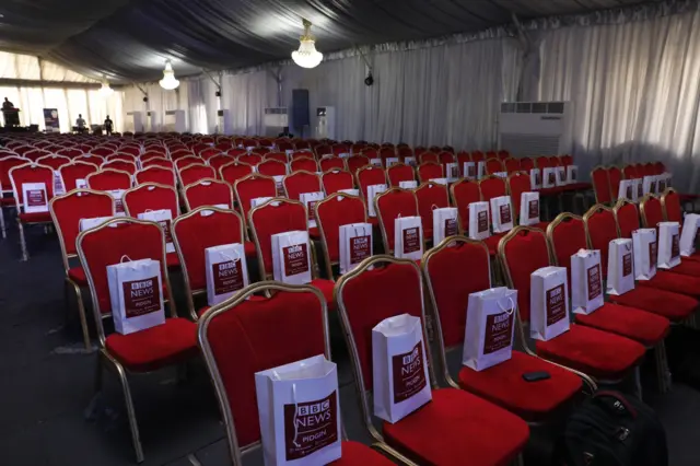Di chair arrangement no be here!