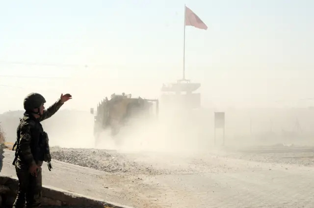 Sınırdan geçiş yapan Milli Ordu araçları