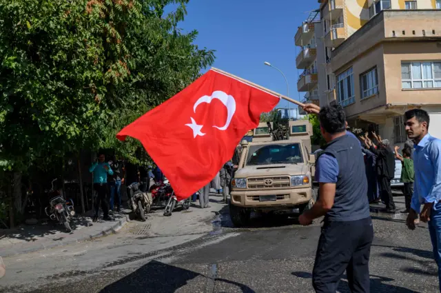 Akçakale'den geçen askeri araçlar