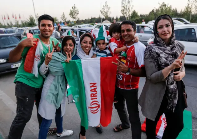 زنان ایرانی به ورزشگاه می‌روند