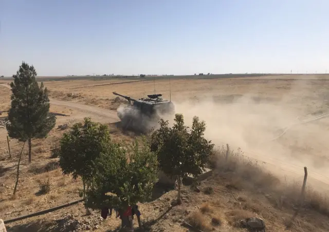 Şanlıurfa'da Suriye sınırında manevra yapan bir tank