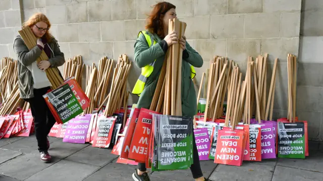 Демонстранты стягиваются в центр Лондона. Все готово к маршу