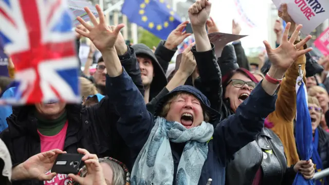 Протестующие ликуют