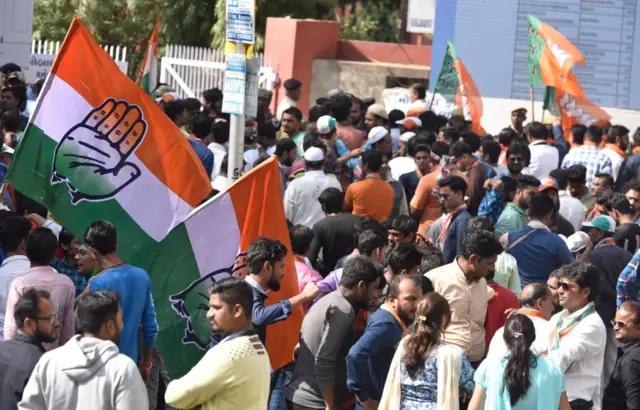 ભાજપ તથા કૉંગ્રેસના સમર્થકોની તસવીર