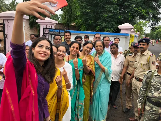 પવાર પરિવારની મહિલાઓએ મતદાન કર્યું