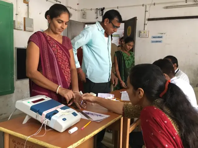 રાધનપુરમાં મતદાન કરતાં મહિલા