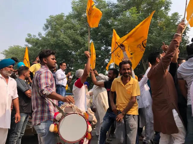 जश्न मनाते अकाली कार्यकर्ता