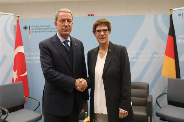 Türkiye ve Almanya'nın savunma bakanları Hulusi Akar ve Annegret Kramp-Karrenbauer bugün Brüksel'deki NATO karargahında bir görüşme gerçekleştirdi