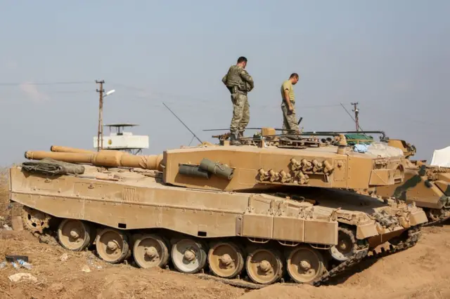 Türk askerleri tankın üzerinde