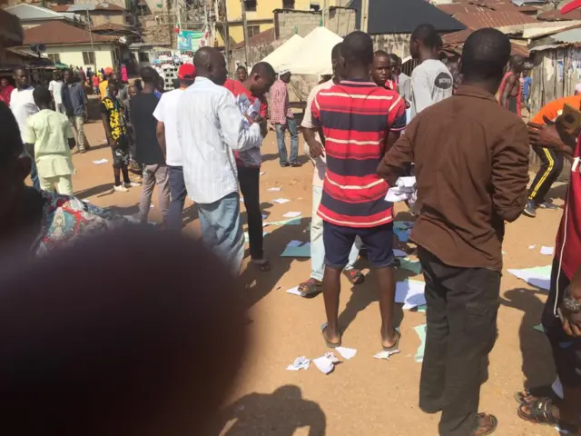 Takardun kada kuri'a warwatse a kasa bayan farfasa akwatunan zabe