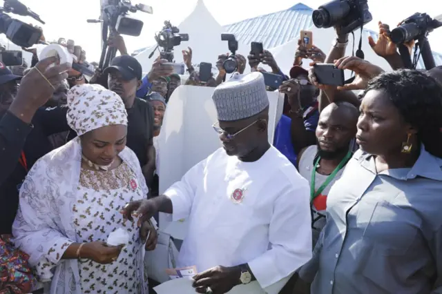 Yahaya Bello na nwunye ya