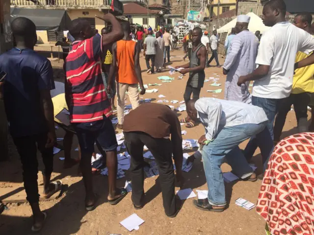 Takardun kada kuri'a warwatse a kasa bayan farfasa akwatunan zabe