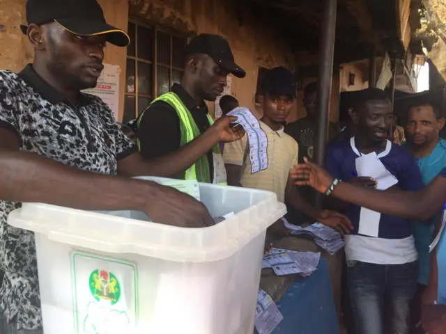 A wasu mazabu da ke Lokoja na fara tantance kuri'a