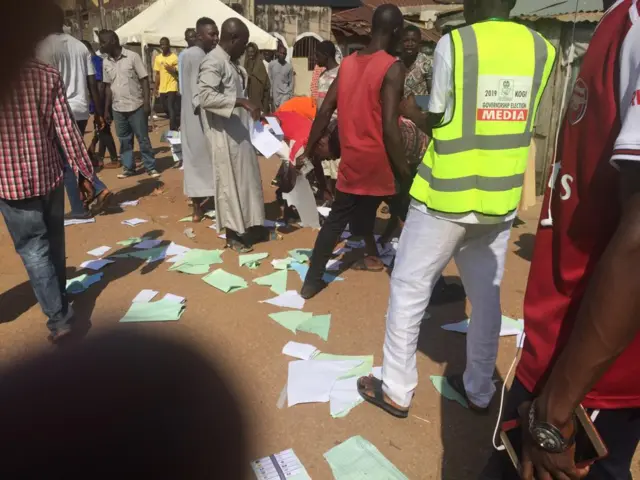 Takardun kada kuri'a warwatse a kasa bayan farfasa akwatunan zabe