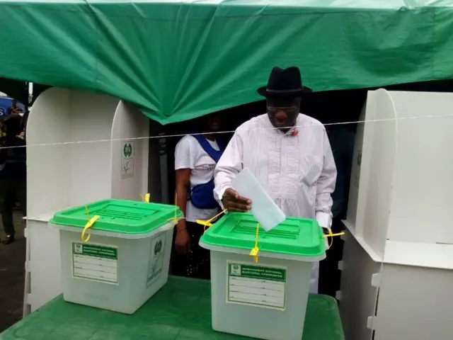 Jonathan as e dey cast im vote