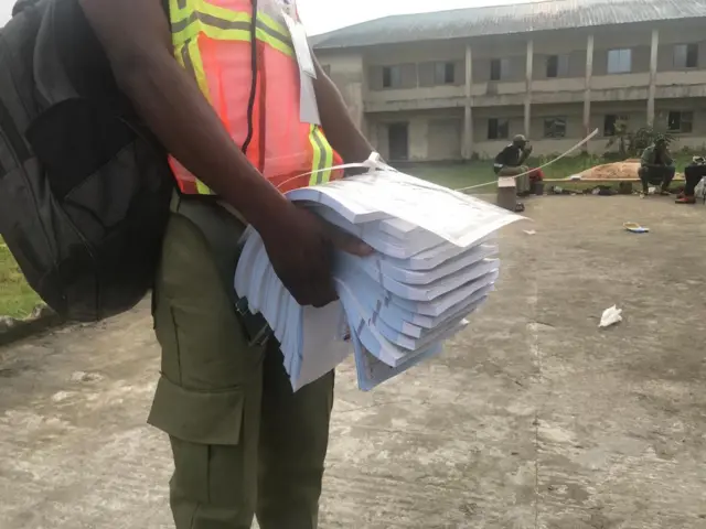 Ad hoc staff cari ballot paper