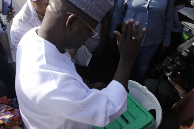 Kogi govnor and APC candidate Yahaya Bello don cast im vote