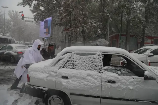 خودرو گرفتار شده در برف