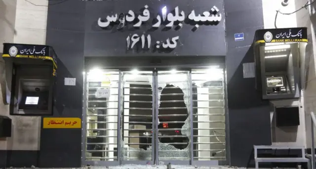 تصاویری از محله های ستارخان، چهارراه خسرو، میدان صادقیه و بلوار فردوس تهران در ساعات پایانی یکشنبه شب