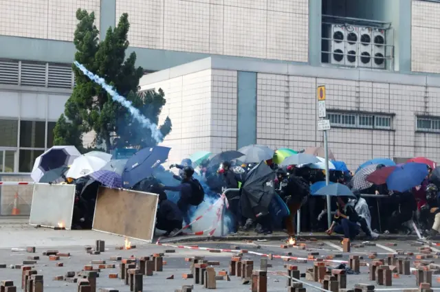 示威者和警方冲突不断。