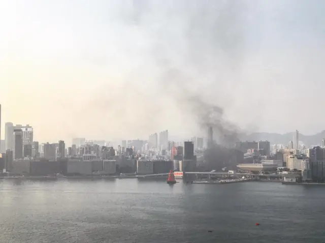 红磡上空浓烟滚滚